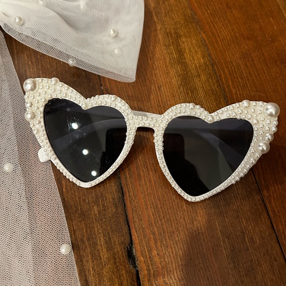Untamed Petals “Penelope” pearl bow and “Marley” sunglasses bundle - Picture 2 of 10